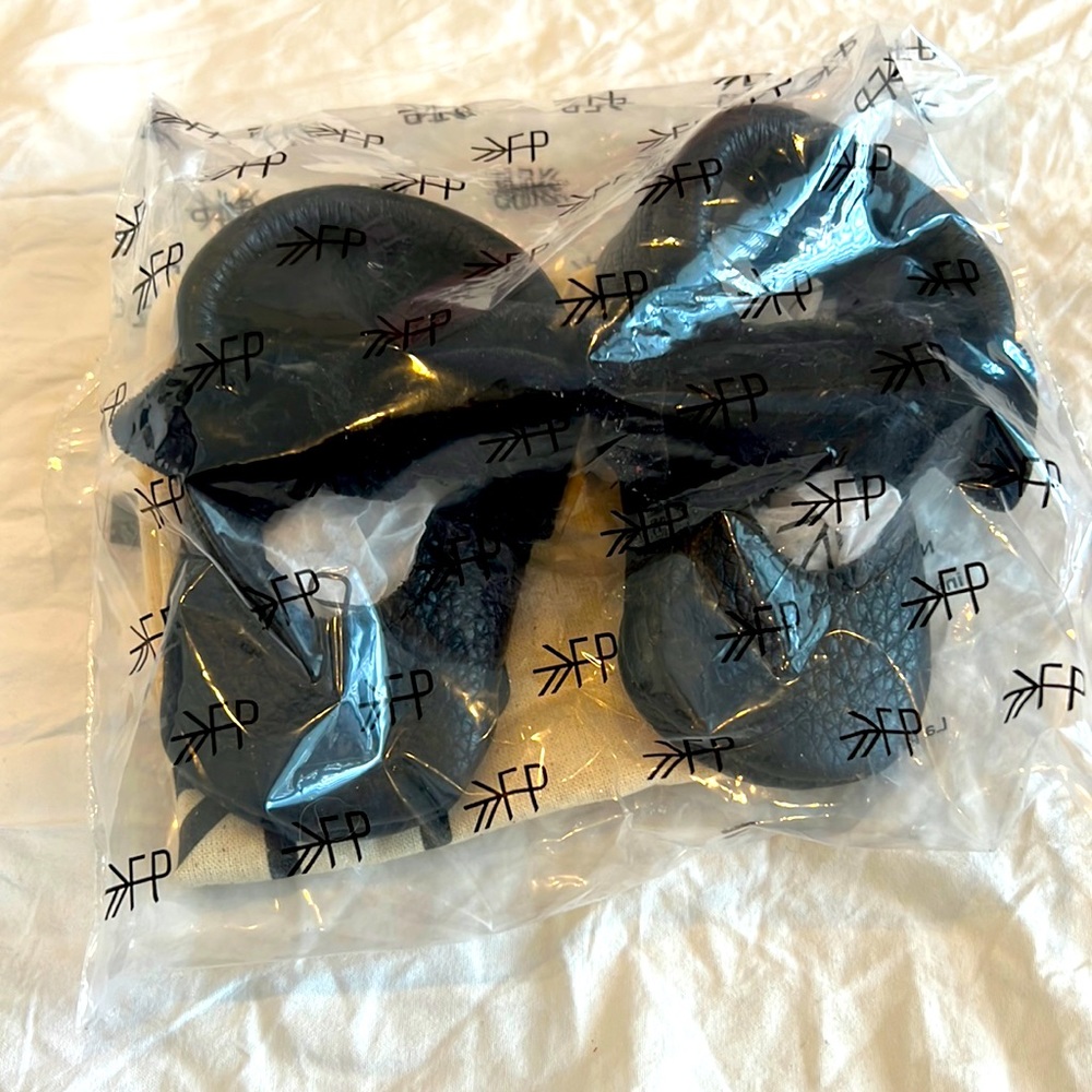 NWT Freshly Picked size 3 soft sole knotted bow moccasin black with velvet bow